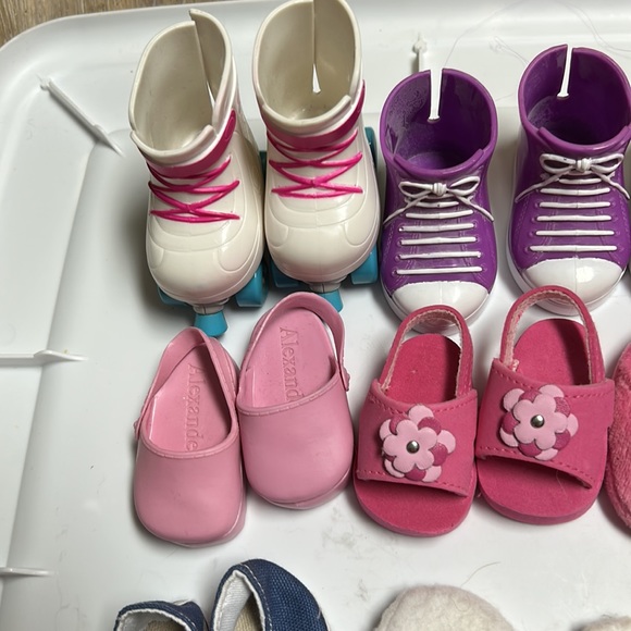 Doll shoes 13 pairs of shoes 1 pair of crutches and cast - Picture 2 of 6